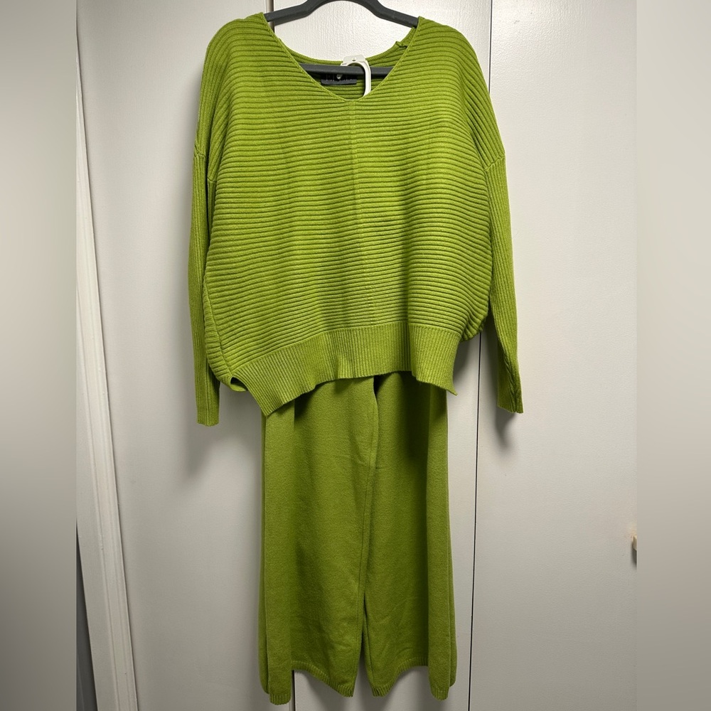 Eternelle Vibrant Green V-Neck Knit Top and Knit Pants Set